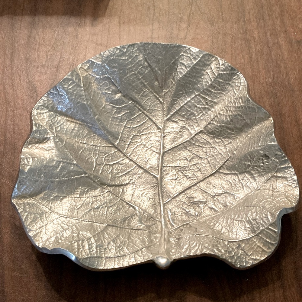 Cast Aluminum Cabbage Leaf Tray/Catchall